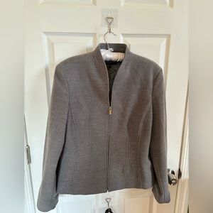 Elegant stylish blazer, best for work outfits.